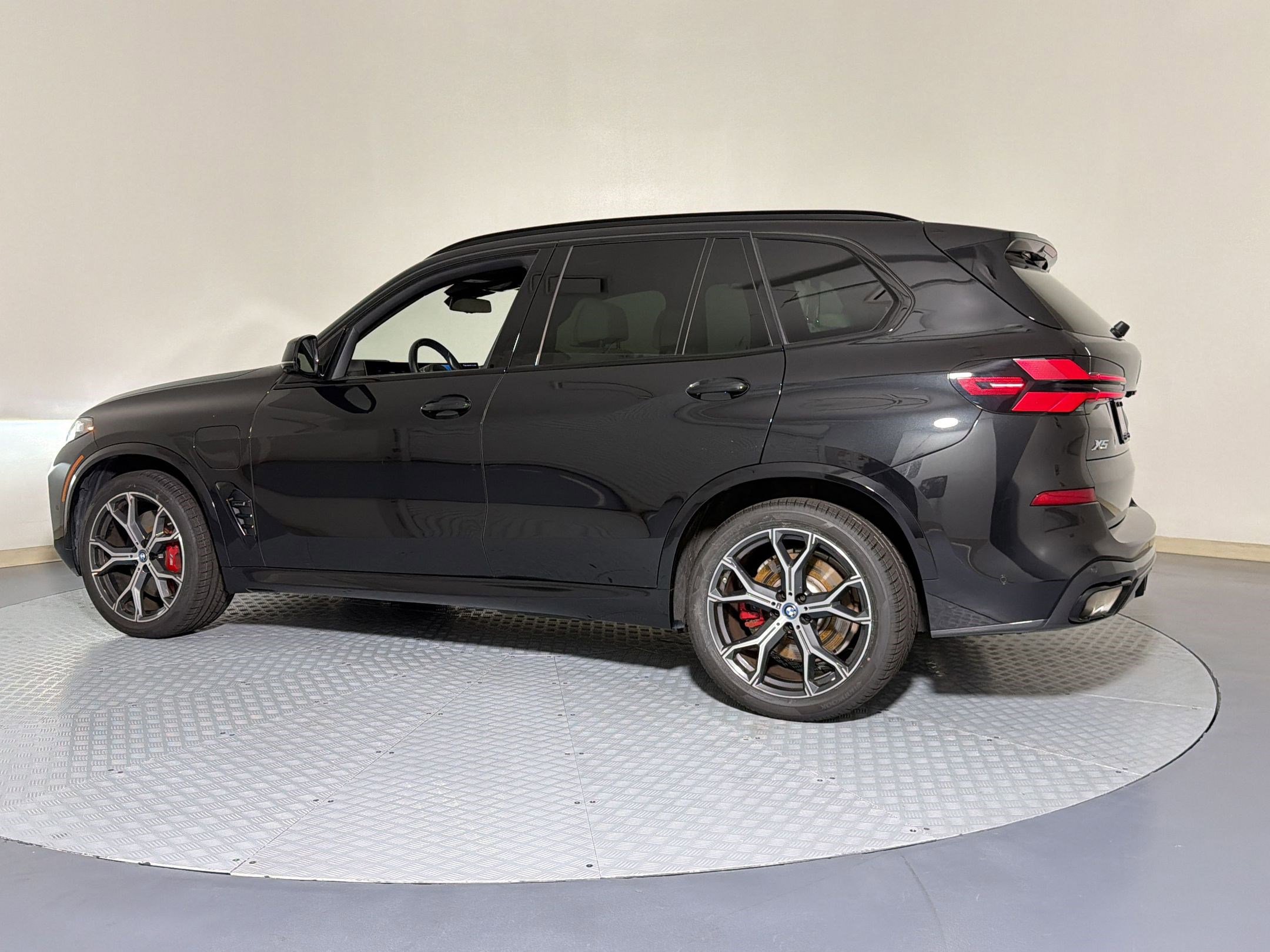 Certified 2024 BMW X5 xDrive50e w/ Executive Package AWD/4WD image 2
