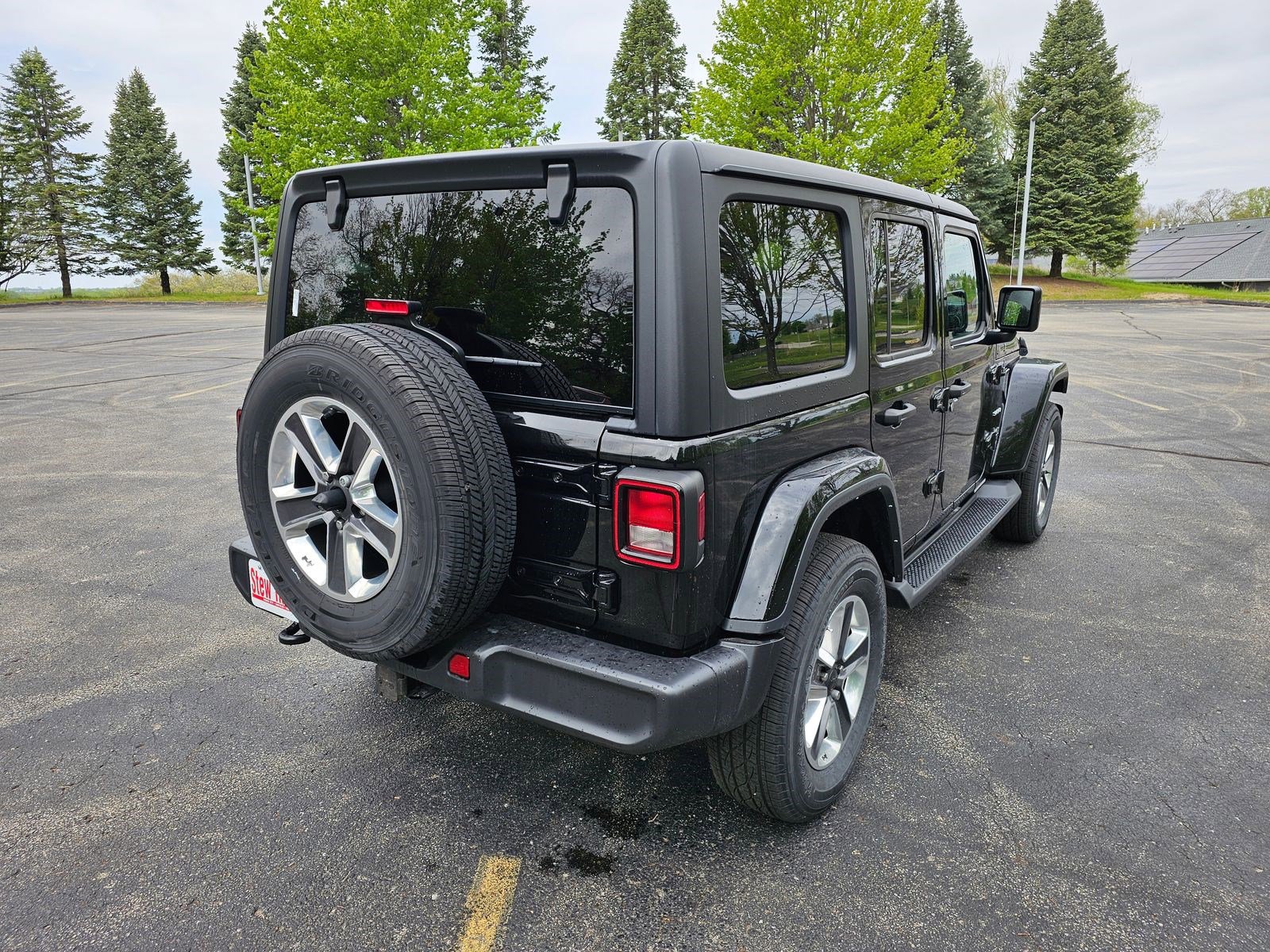 Used 2023 Jeep Wrangler Unlimited Sahara w/ Cold Weather Group AWD/4WD image 6