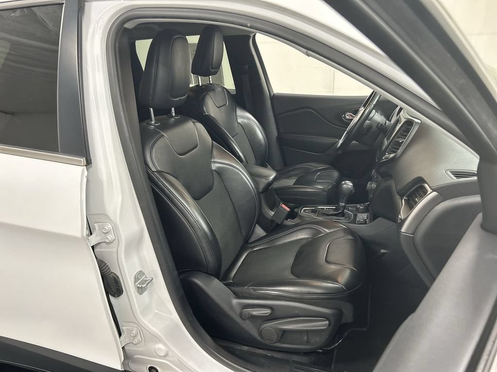 Used 2019 Jeep Cherokee Latitude Plus AWD/4WD image 22