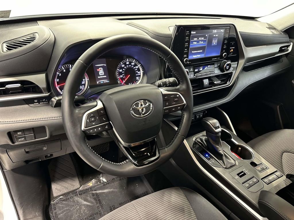 Used 2020 Toyota Highlander LE image 14