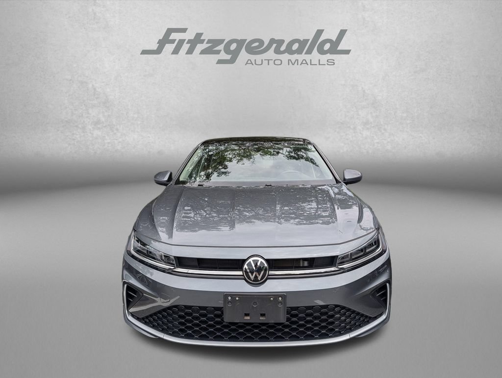 Used 2025 Volkswagen Jetta SE FWD image 2