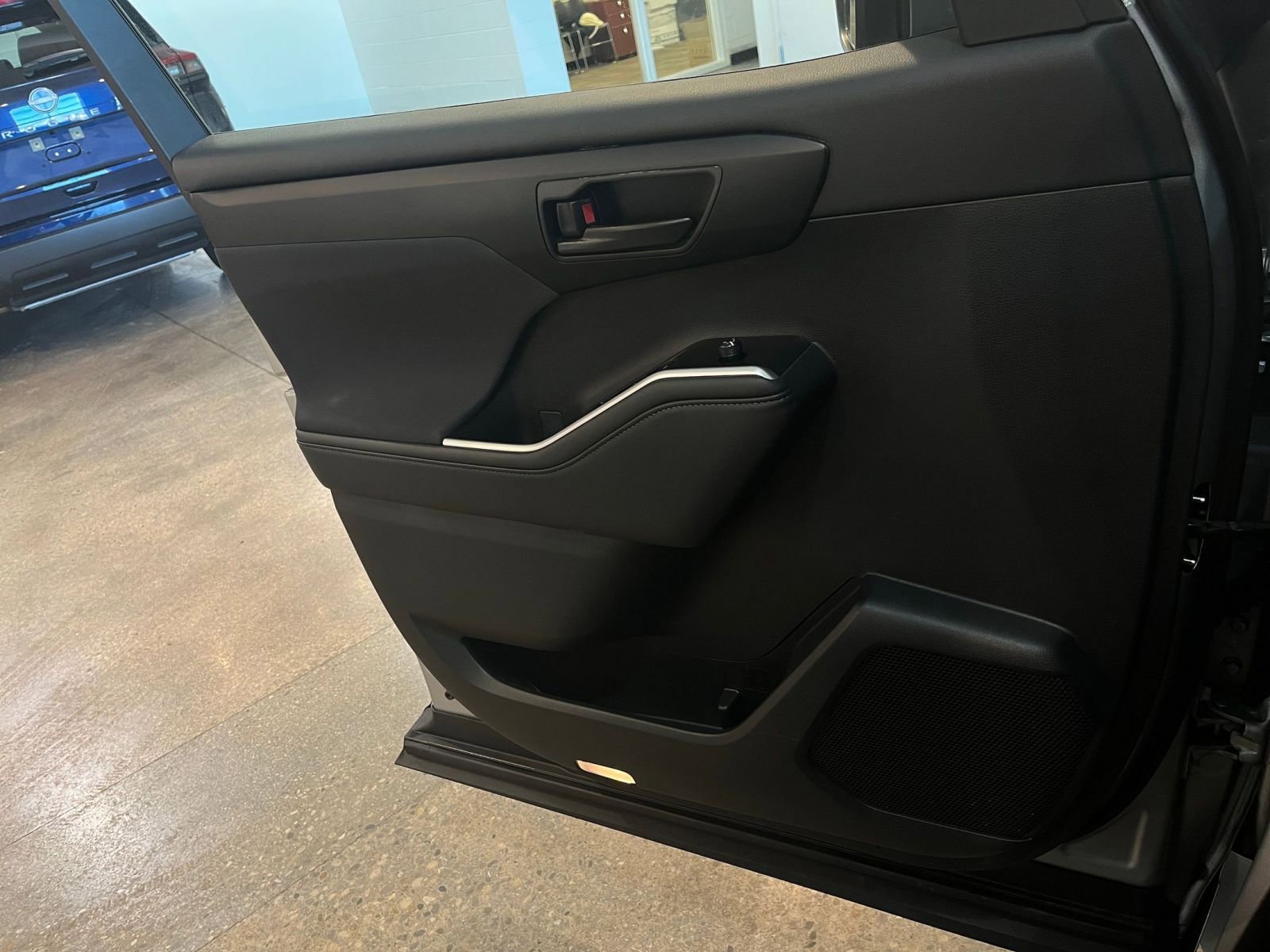 Used 2025 Toyota Highlander LE image 18