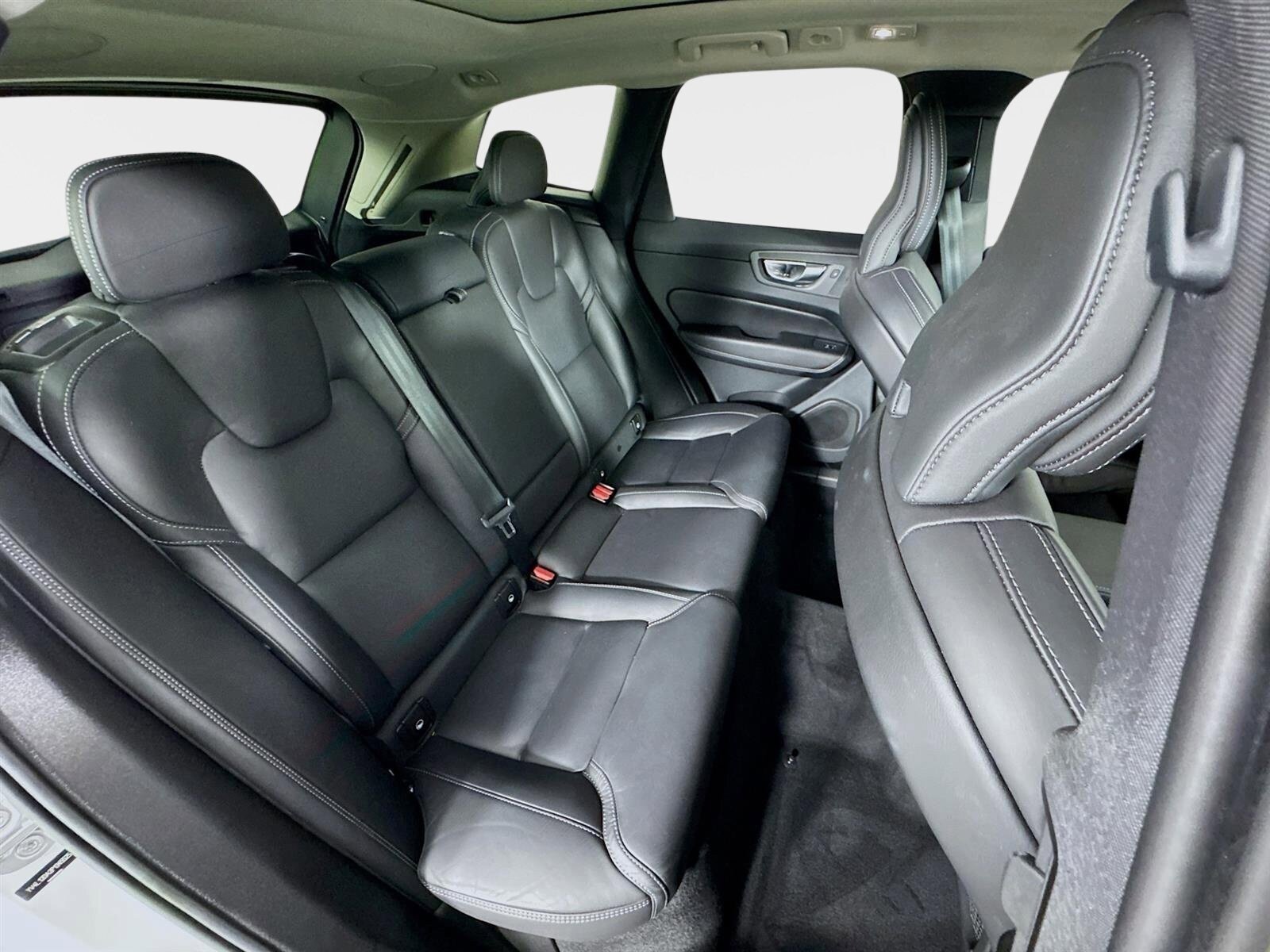 Used 2023 Volvo XC60 B5 Ultimate w/ Climate Package FWD image 30