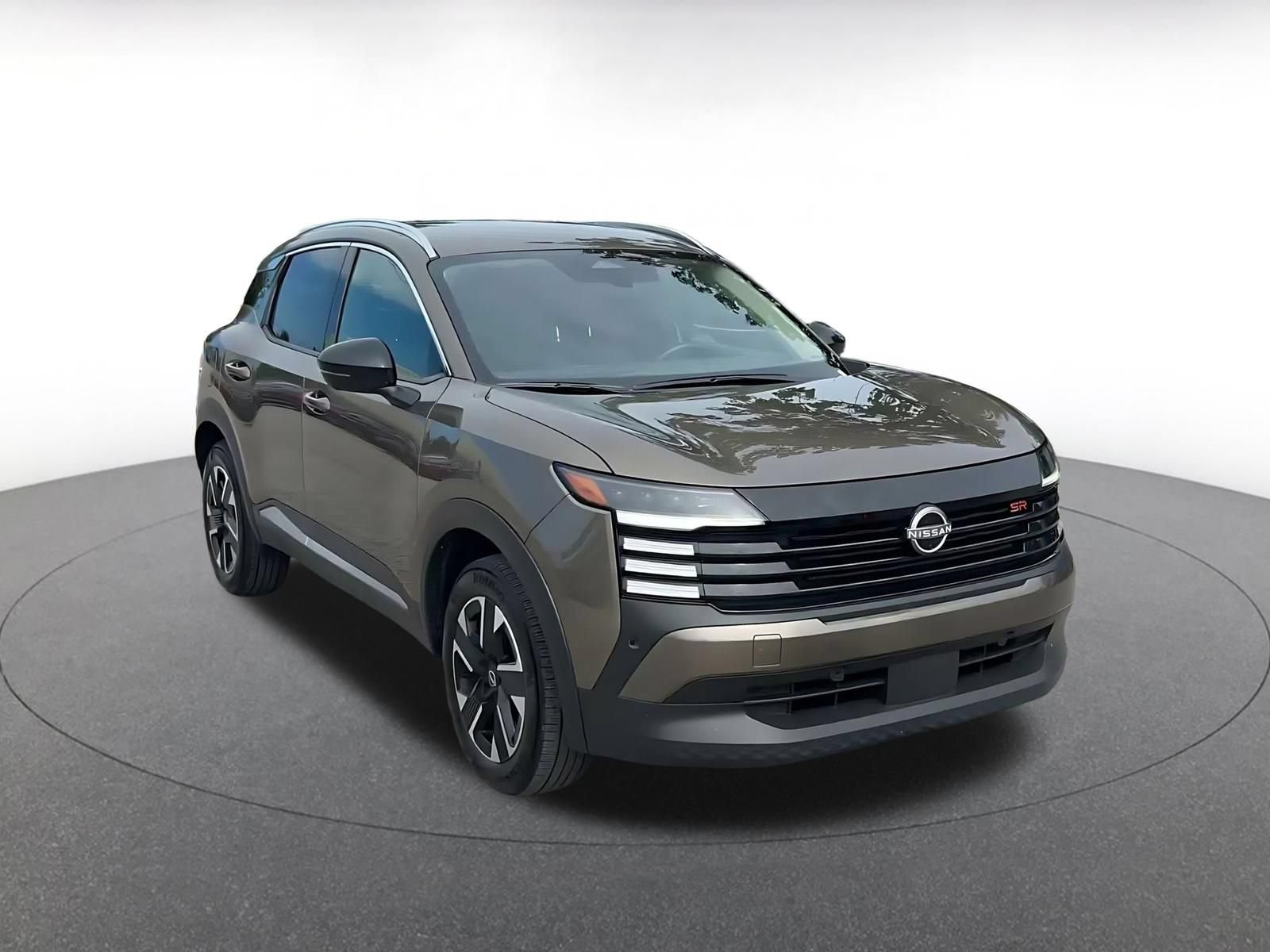 Used 2026 Nissan Kicks SR AWD/4WD image 3