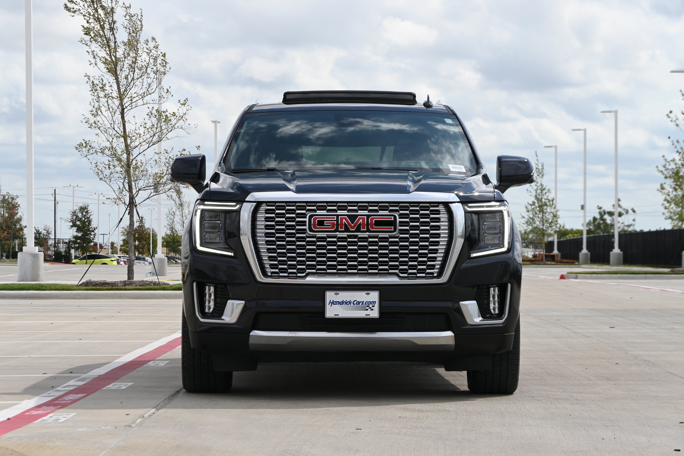 Used 2023 GMC Yukon XL Denali AWD/4WD image 3