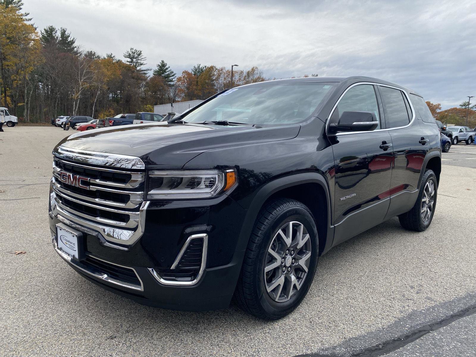 Used 2023 GMC Acadia SLE image 3