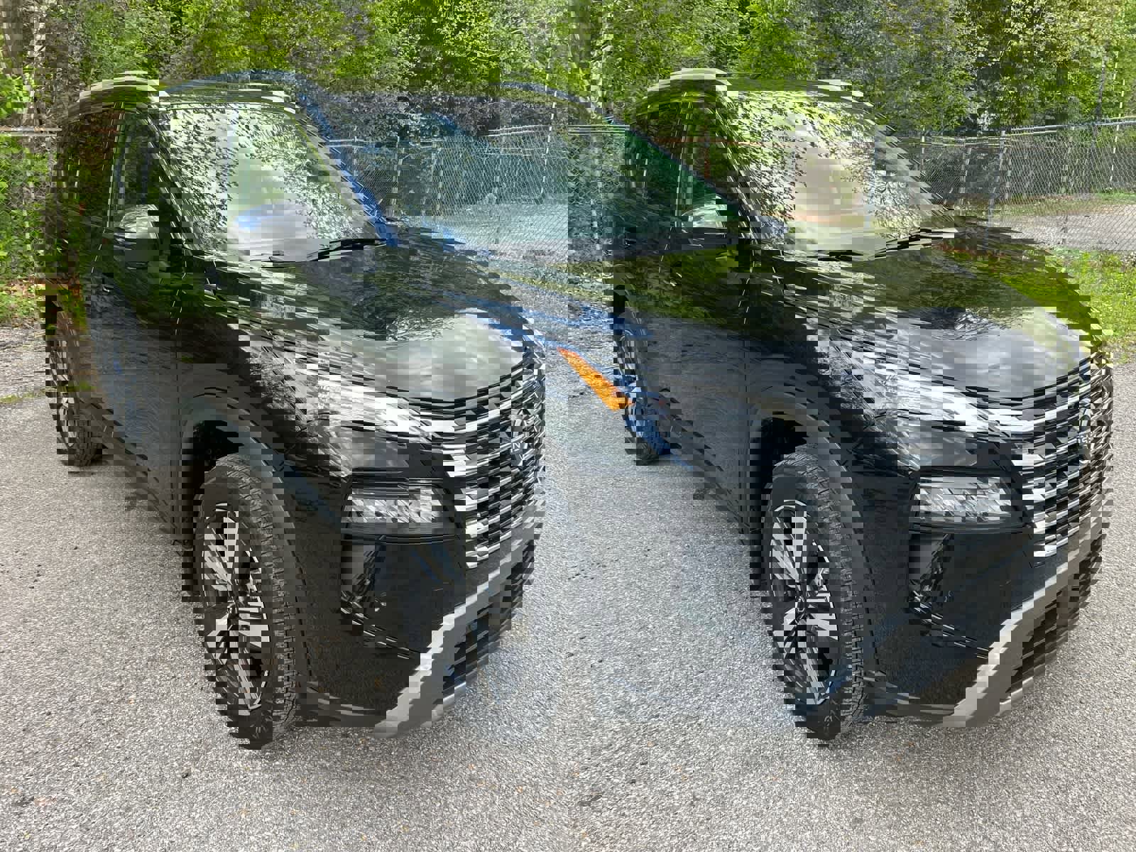 Used 2024 Nissan Rogue SL image 3