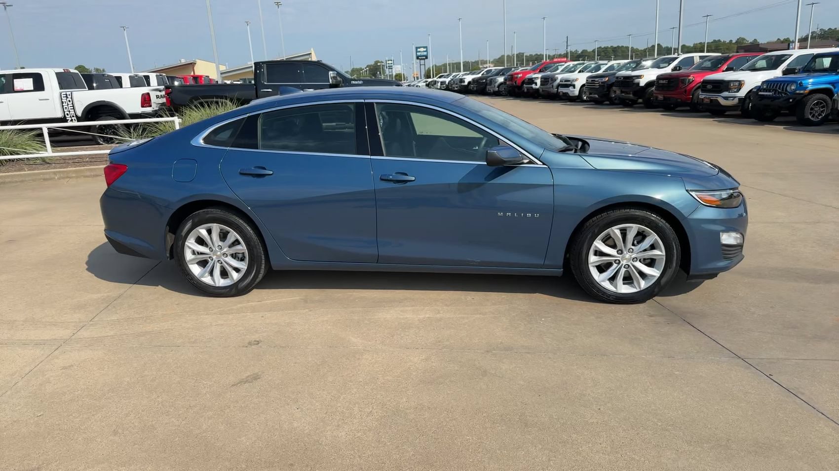 Used 2025 Chevrolet Malibu LT FWD image 2