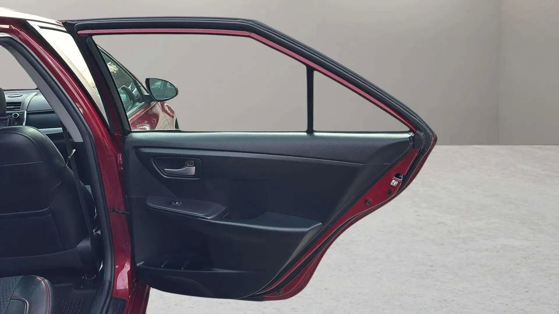 Used 2015 Toyota Camry SE image 18