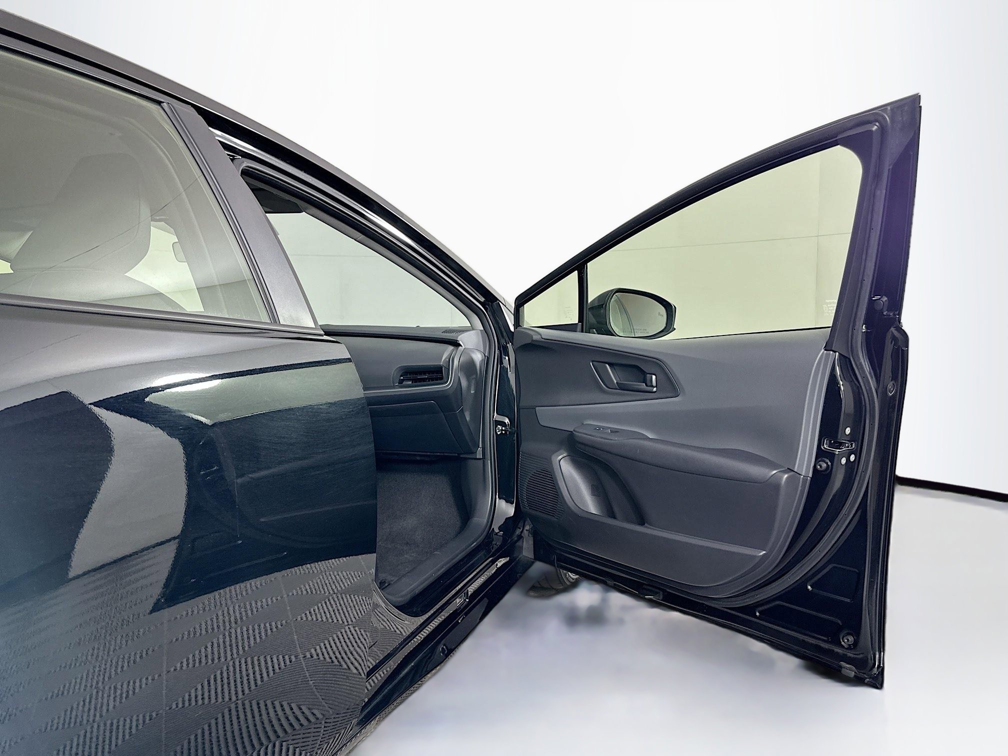 Used 2025 Toyota Prius LE image 30