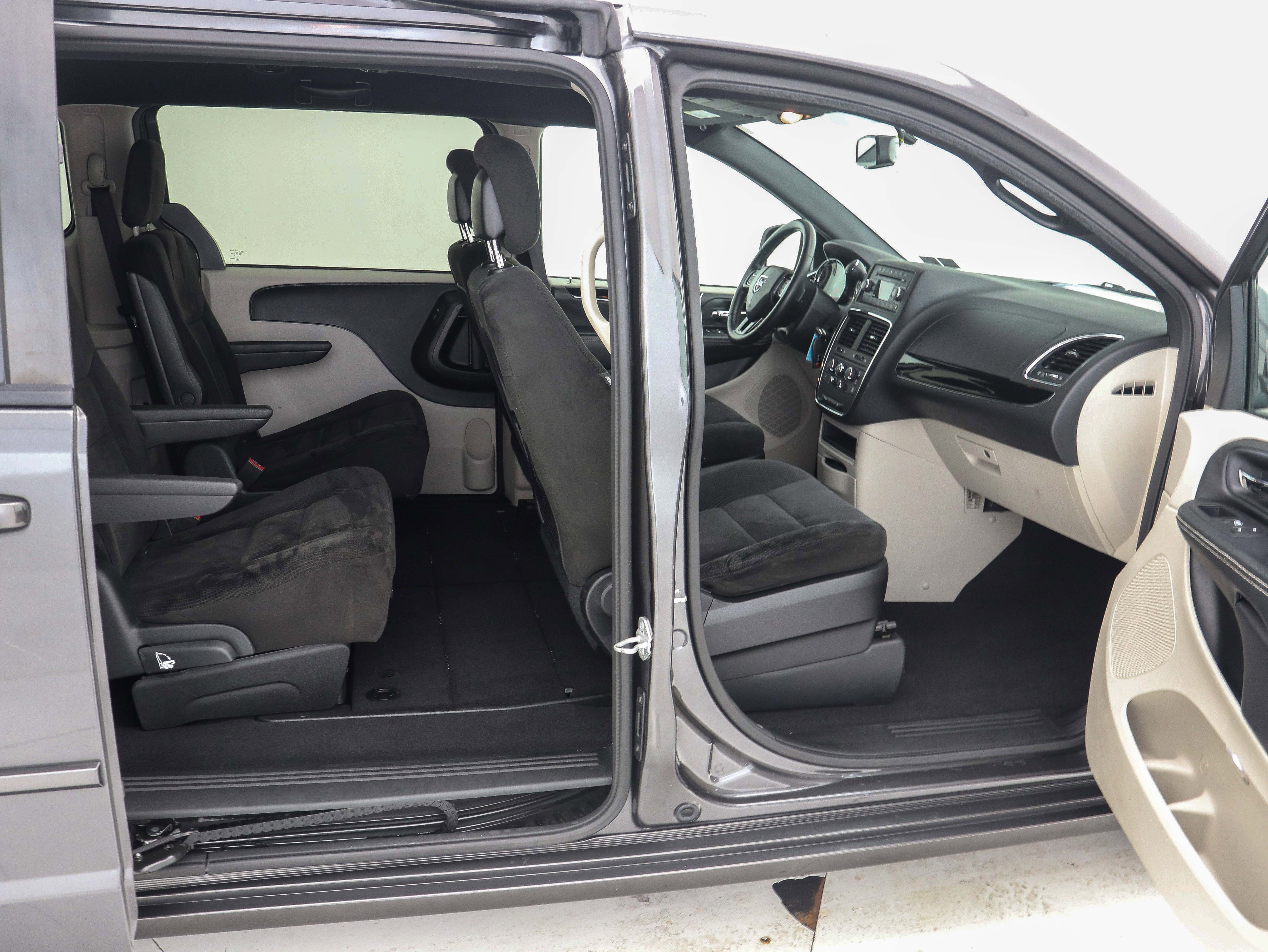 Used 2016 Dodge Grand Caravan SE image 13