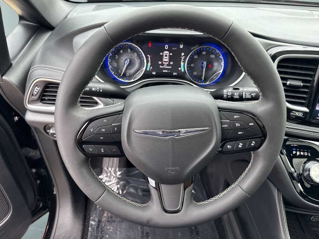 Used 2025 Chrysler Pacifica Limited FWD image 19