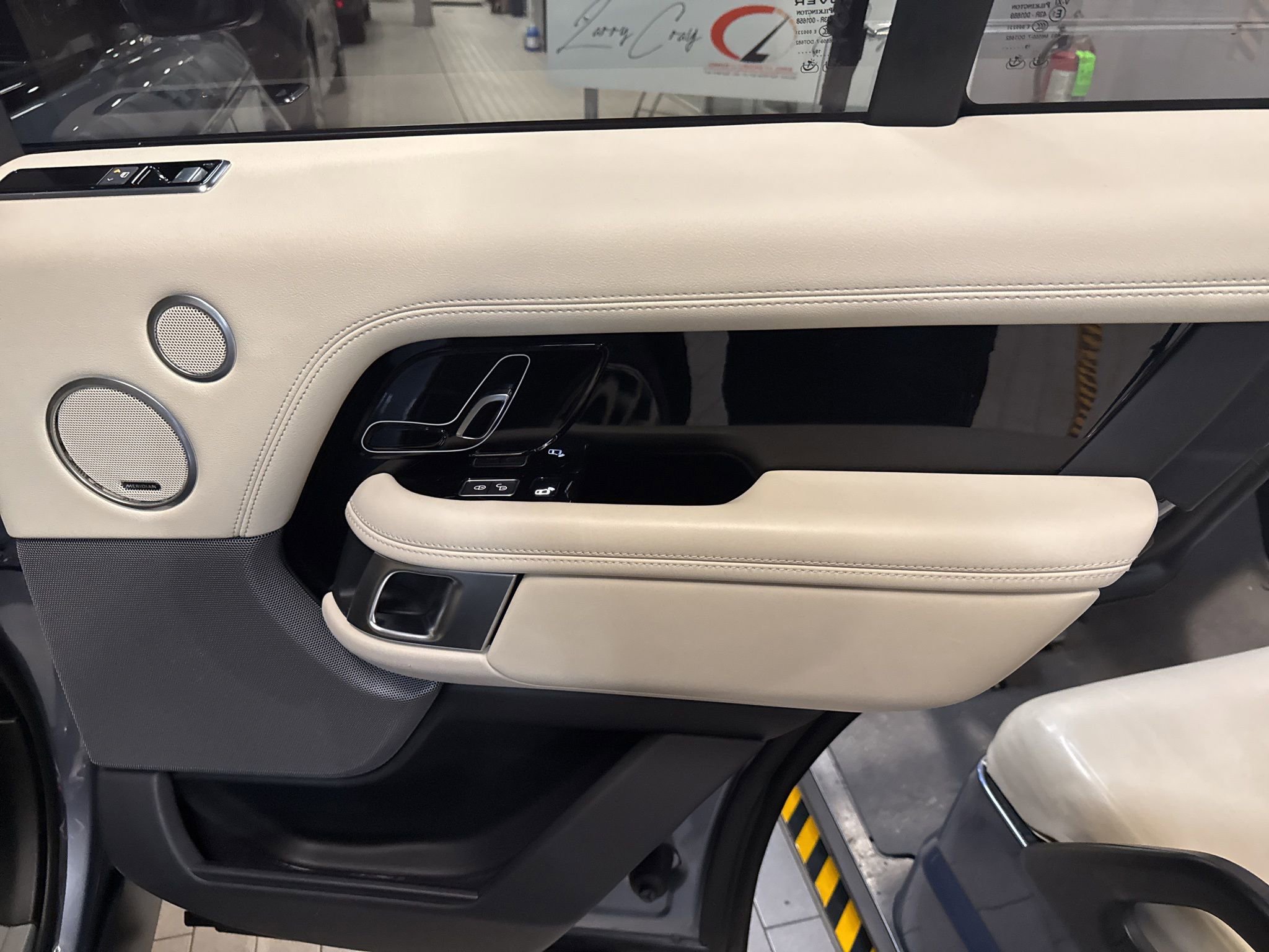 Used 2020 Land Rover Range Rover HSE image 11