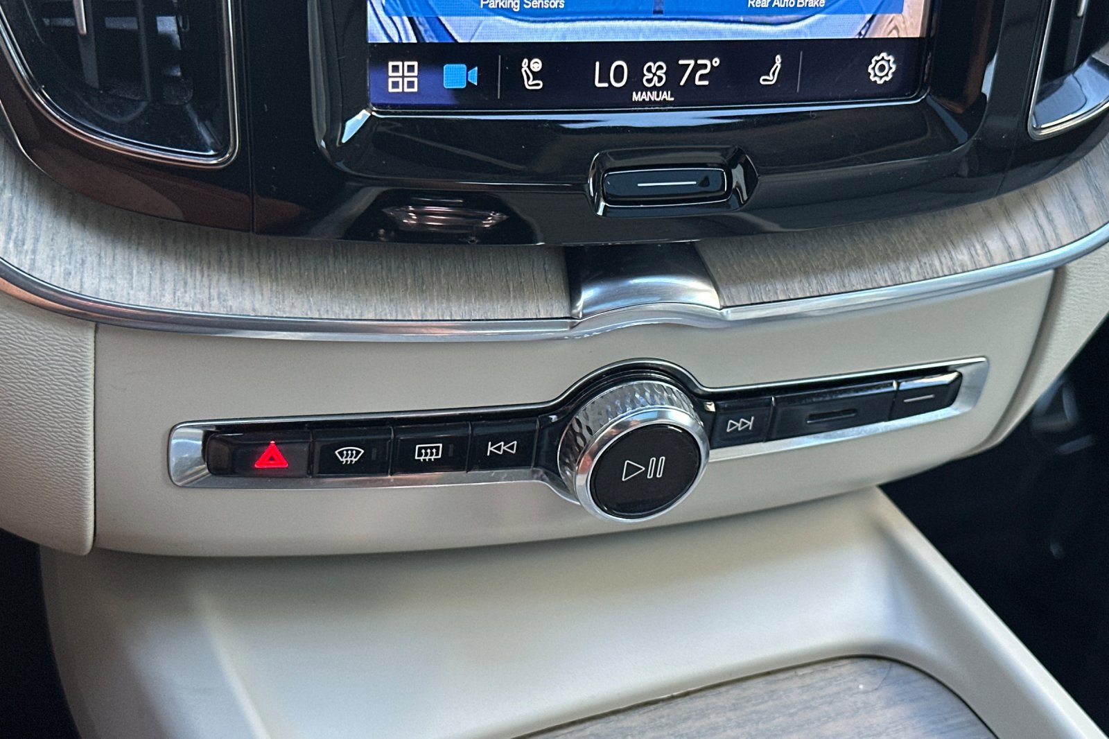 Certified 2023 Volvo XC60 B5 Ultimate w/ Protection Package Premier image 24