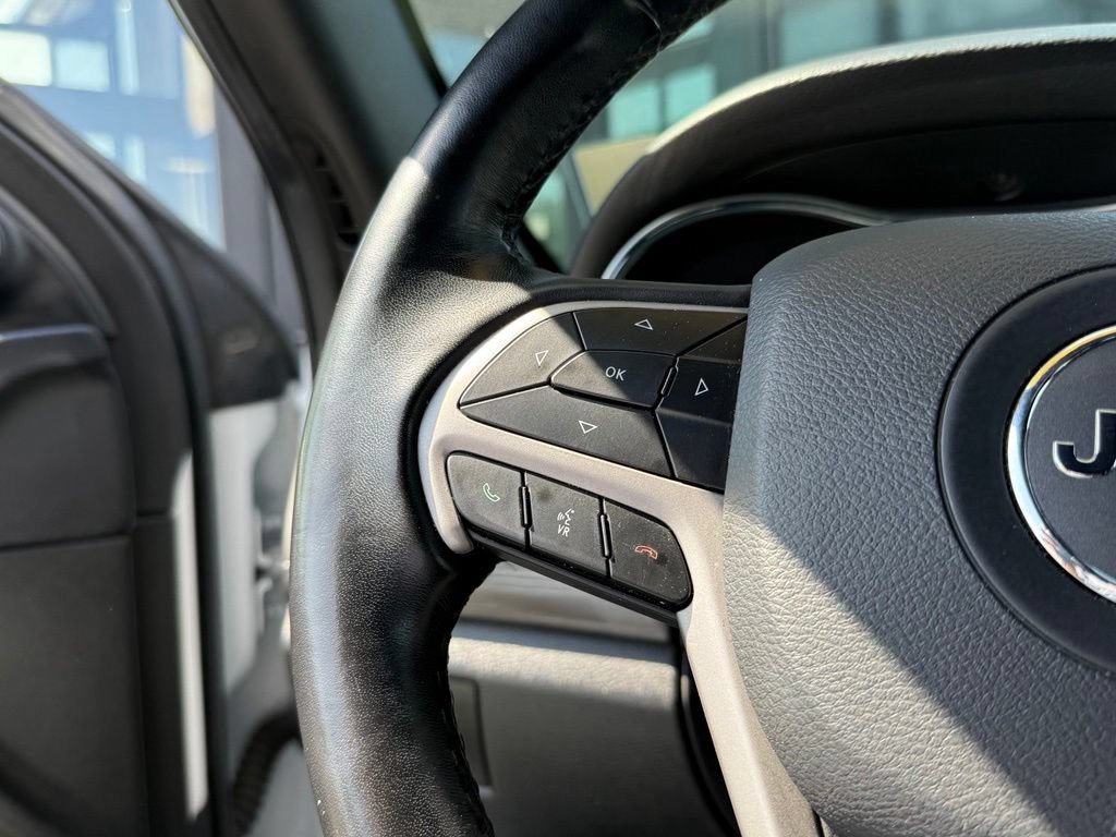 Used 2020 Jeep Grand Cherokee Laredo RWD image 21