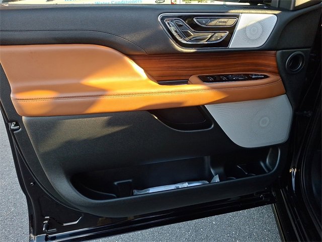 Used 2019 Lincoln Navigator Reserve image 16