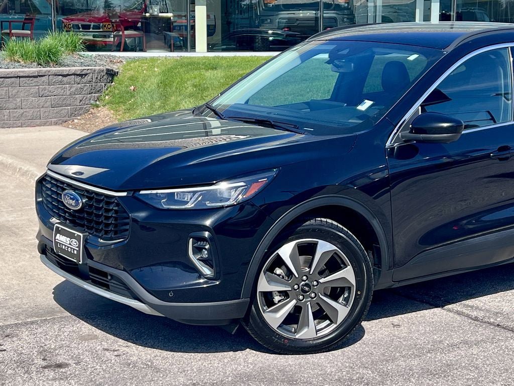 Certified 2023 Ford Escape Platinum AWD/4WD image 2
