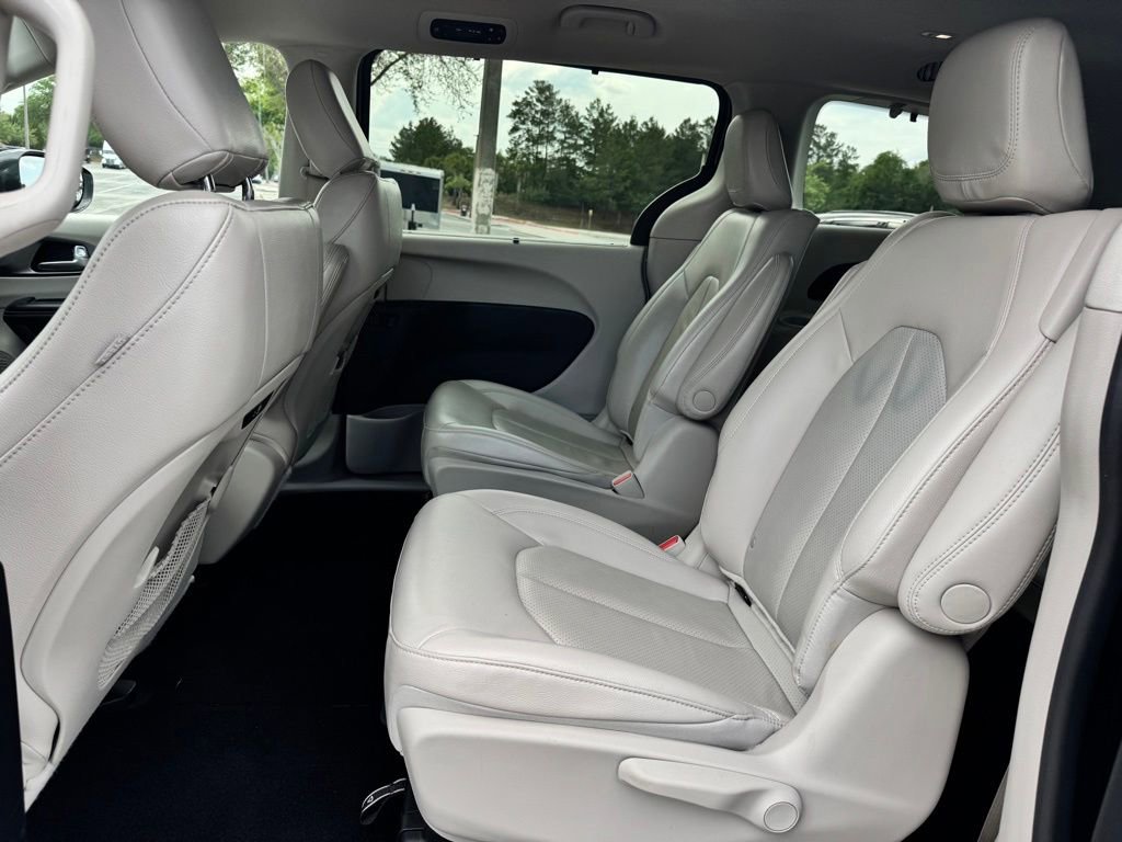 Used 2021 Chrysler Pacifica Touring-L FWD image 9