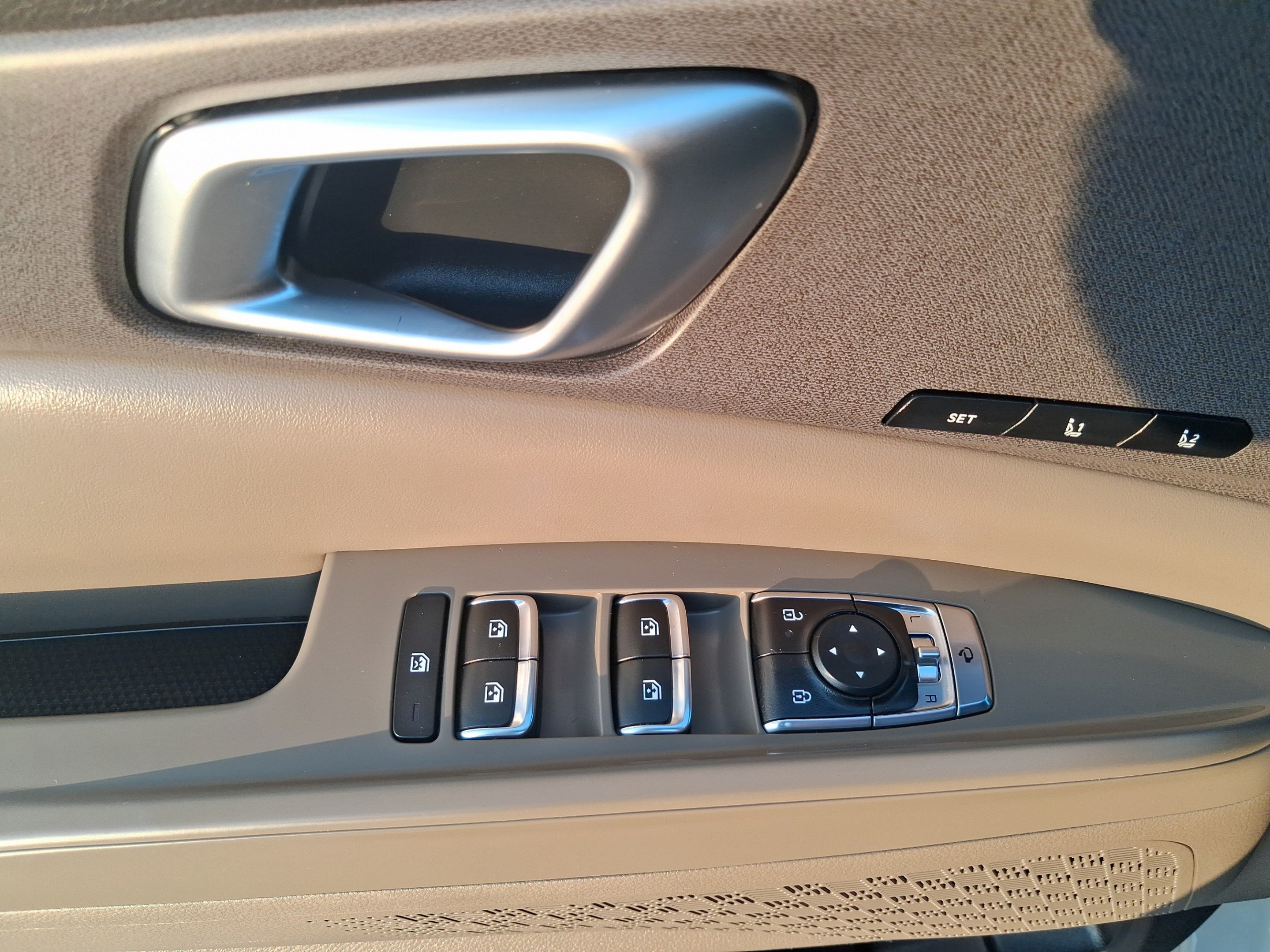 Used 2025 Kia Carnival EX FWD image 12