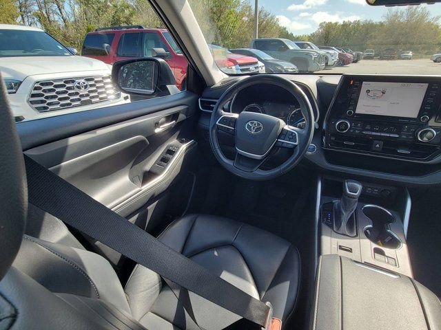 Used 2022 Toyota Highlander XLE image 7