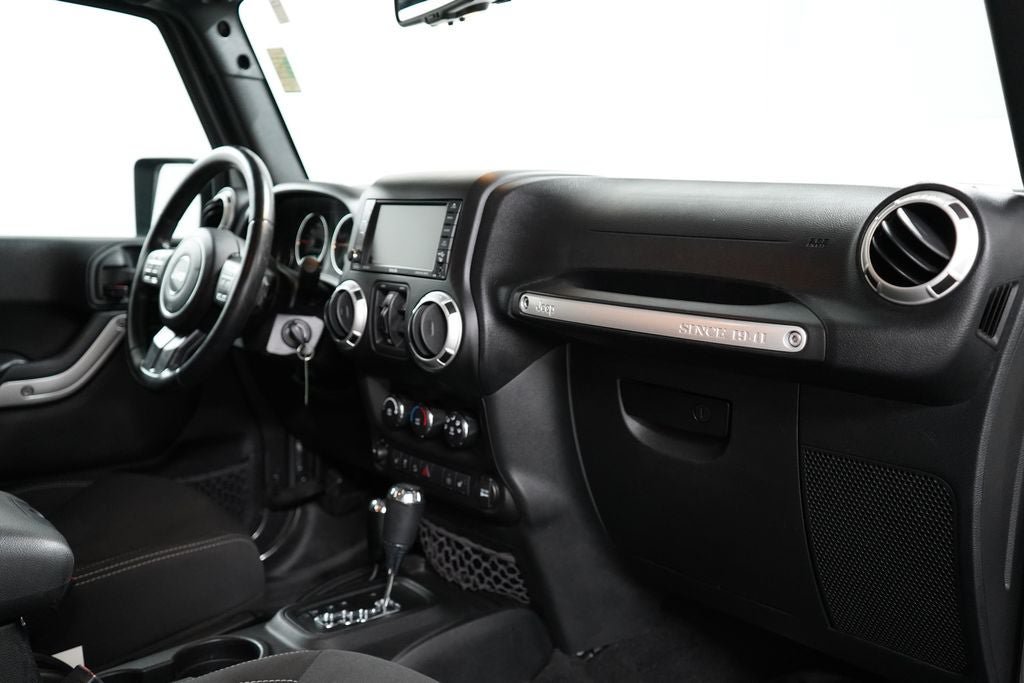 Used 2017 Jeep Wrangler Unlimited Sahara w/ Connectivity Group AWD/4WD image 29