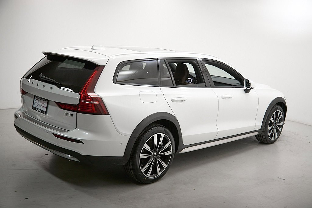 Certified 2024 Volvo V60 B5 Cross Country Ultimate image 9