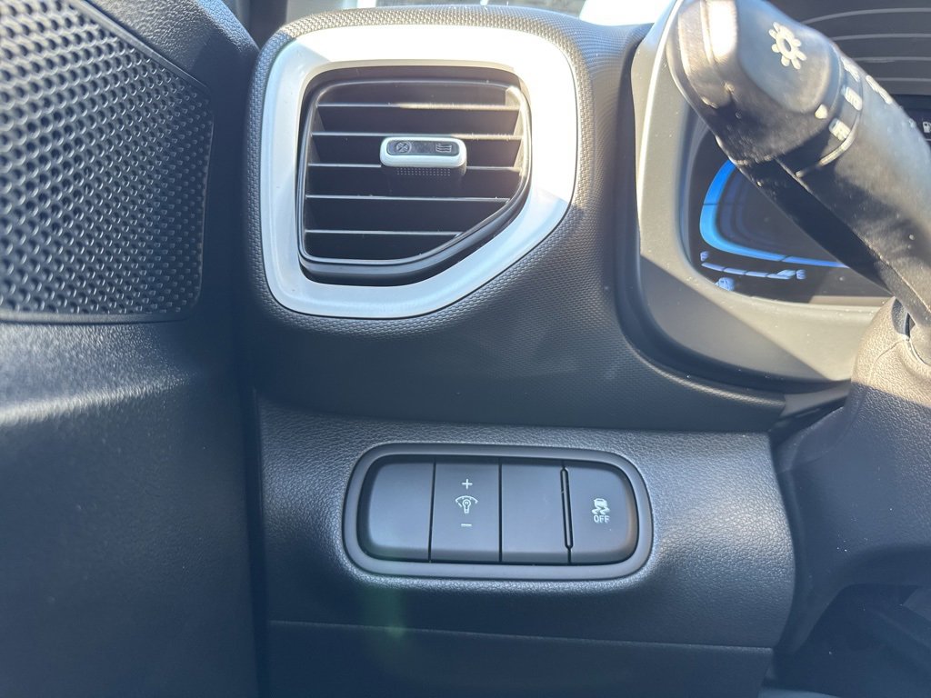 Used 2023 Hyundai Venue Limited image 26