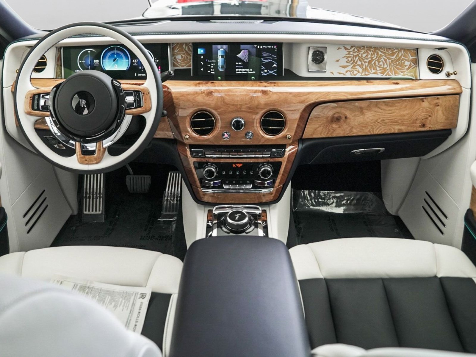 New 2026 Rolls-Royce Phantom Sedan RWD image 4