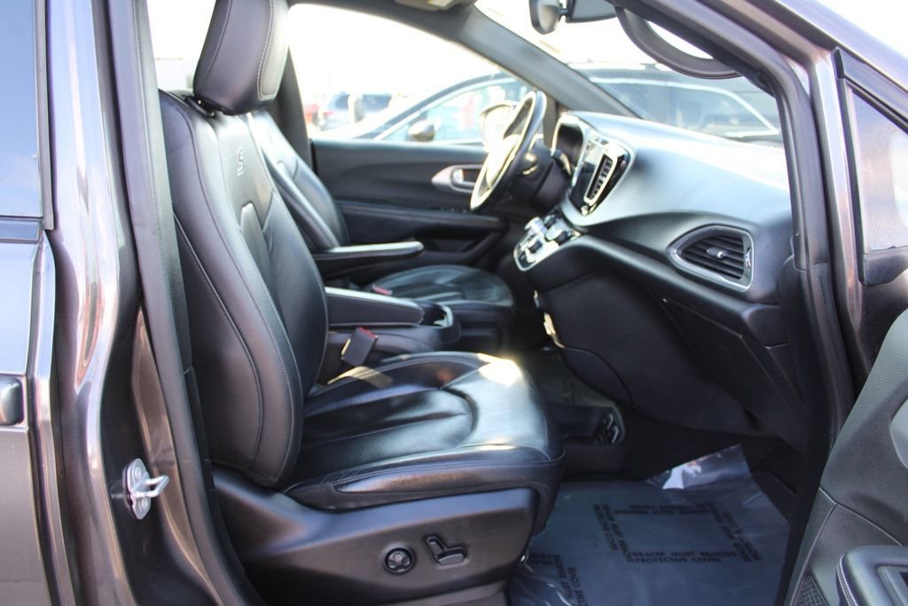 Used 2018 Chrysler Pacifica Touring-L w/ Premium Audio Group image 20