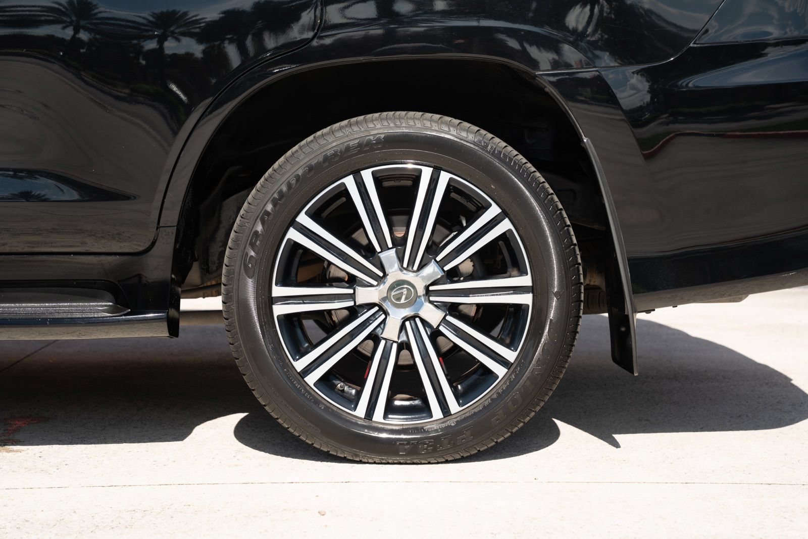 Used 2019 Lexus LX 570 4WD w/ Luxury Package image 10