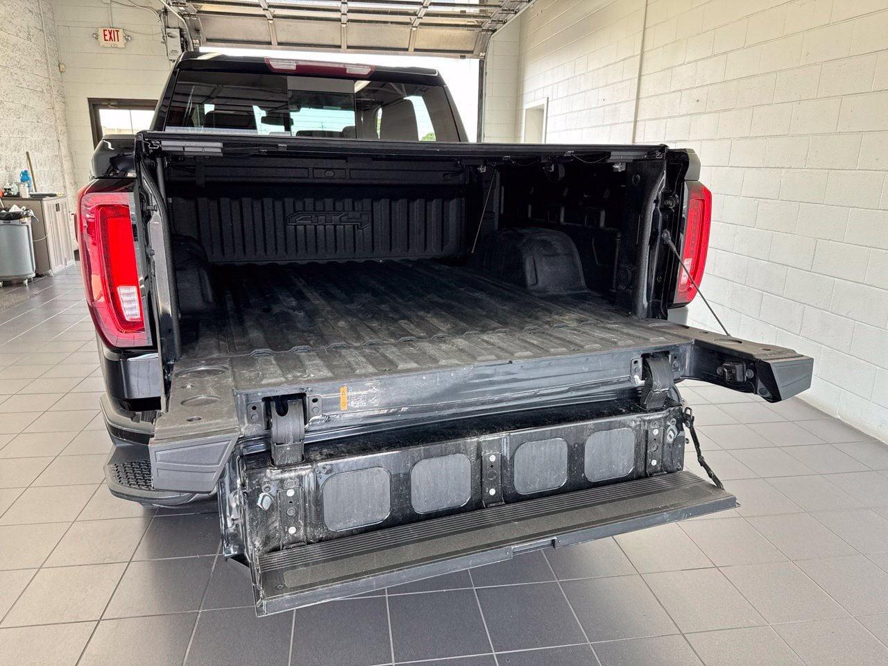 Used 2023 GMC Sierra 1500 AT4 w/ AT4 Preferred Package AWD/4WD image 11