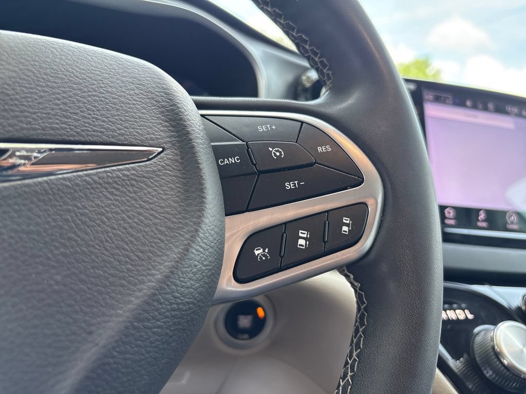 Used 2023 Chrysler Pacifica Touring-L FWD image 15