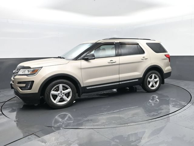 Used 2017 Ford Explorer XLT w/ Equipment Group 202A AWD/4WD image 2