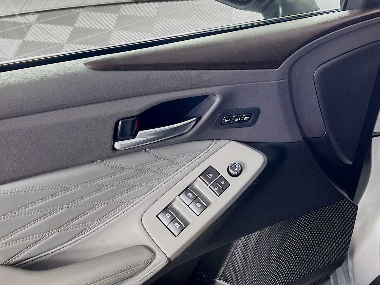 Used 2019 Toyota Avalon Limited image 18