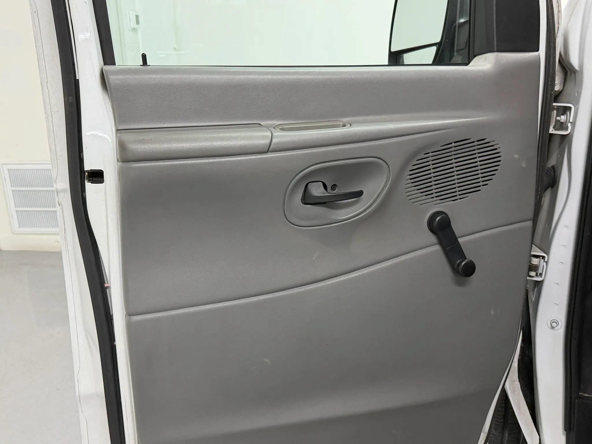 Used 2003 Ford E-350 and Econoline 350 XL RWD image 69