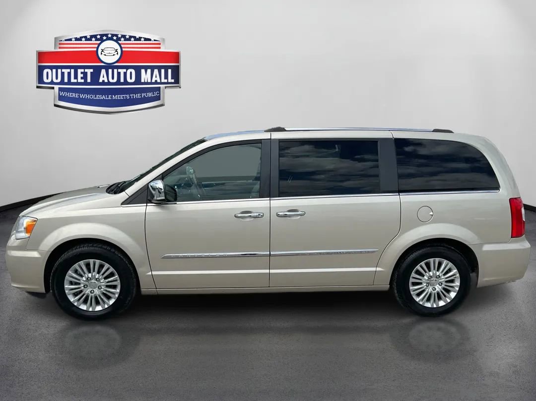 Used 2014 Chrysler Town & Country Limited w/ Luxury Group FWD image 6