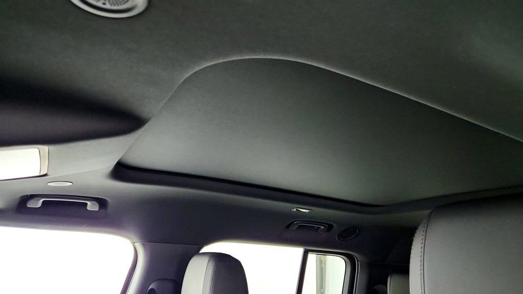 Used 2024 Land Rover Defender 130 X-Dynamic SE image 10