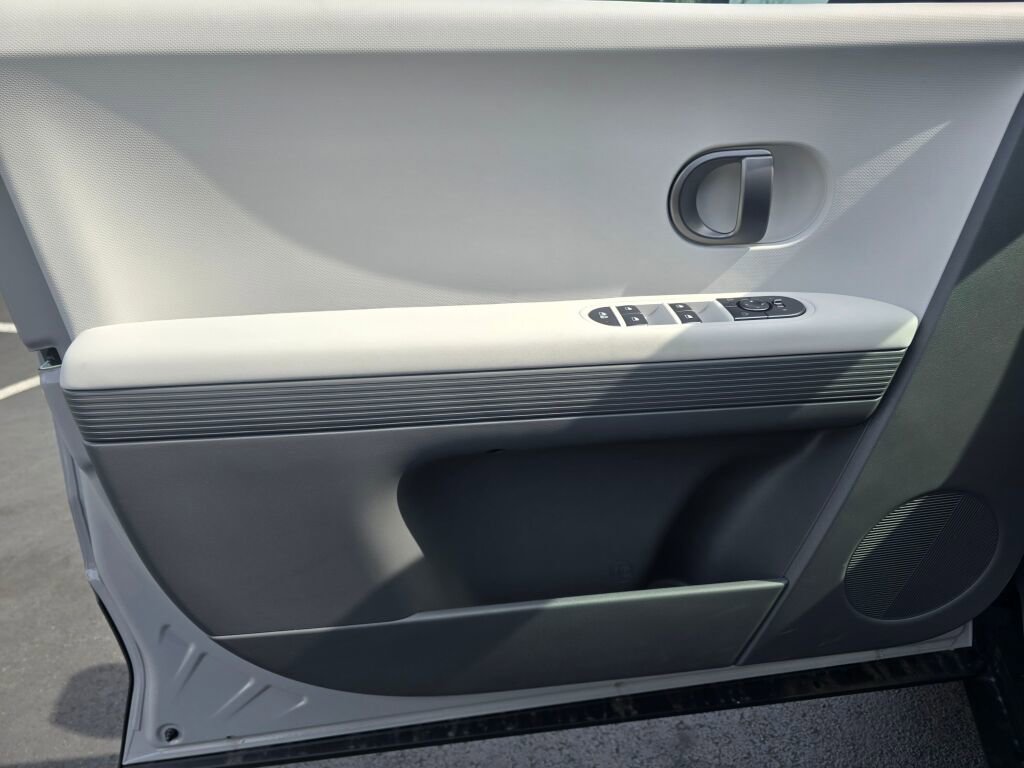 New 2025 Hyundai Ioniq 5 SE image 30