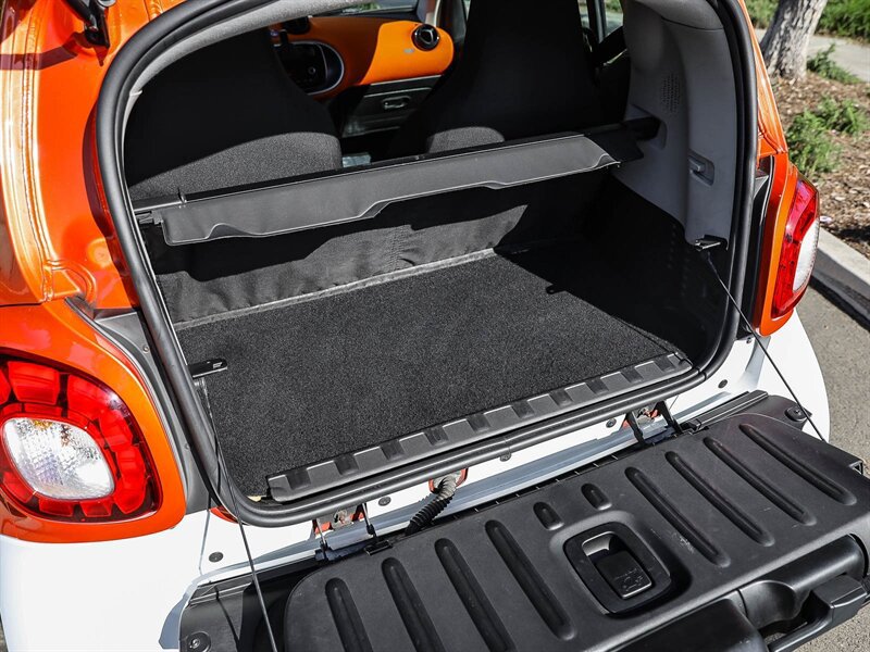 Used 2016 smart fortwo pure RWD image 32
