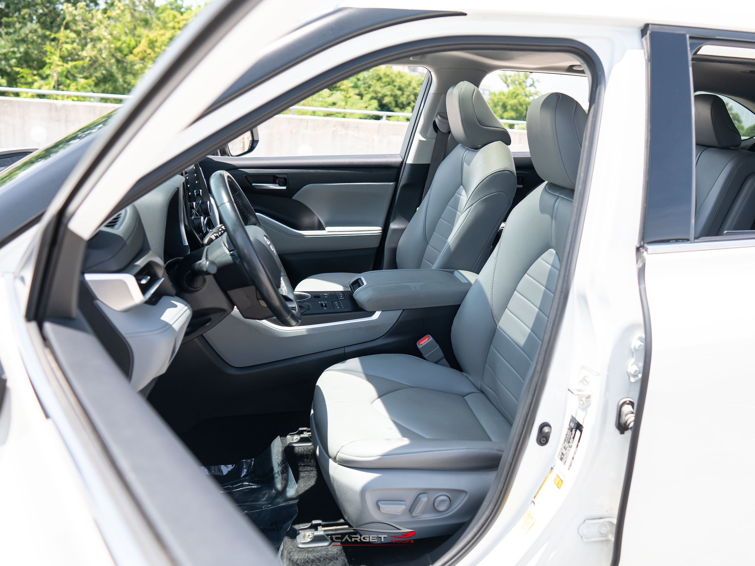 Used 2021 Toyota Highlander XLE AWD/4WD image 16