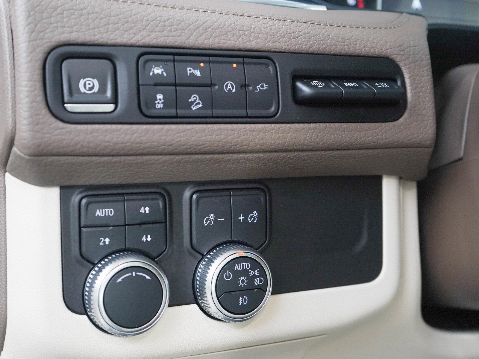 Used 2021 GMC Yukon Denali w/ Denali Premium Package AWD/4WD image 26