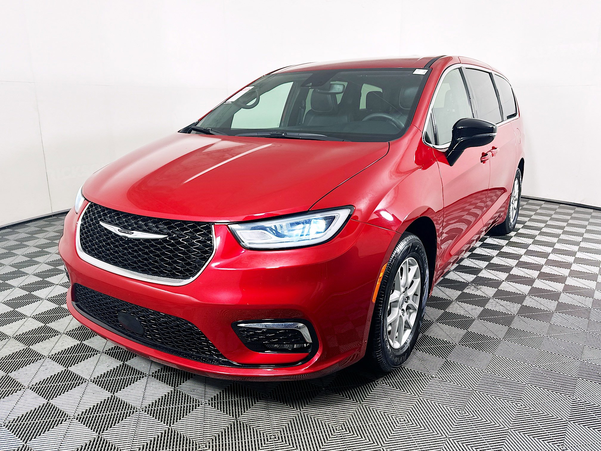 Used 2025 Chrysler Pacifica Select FWD image 7