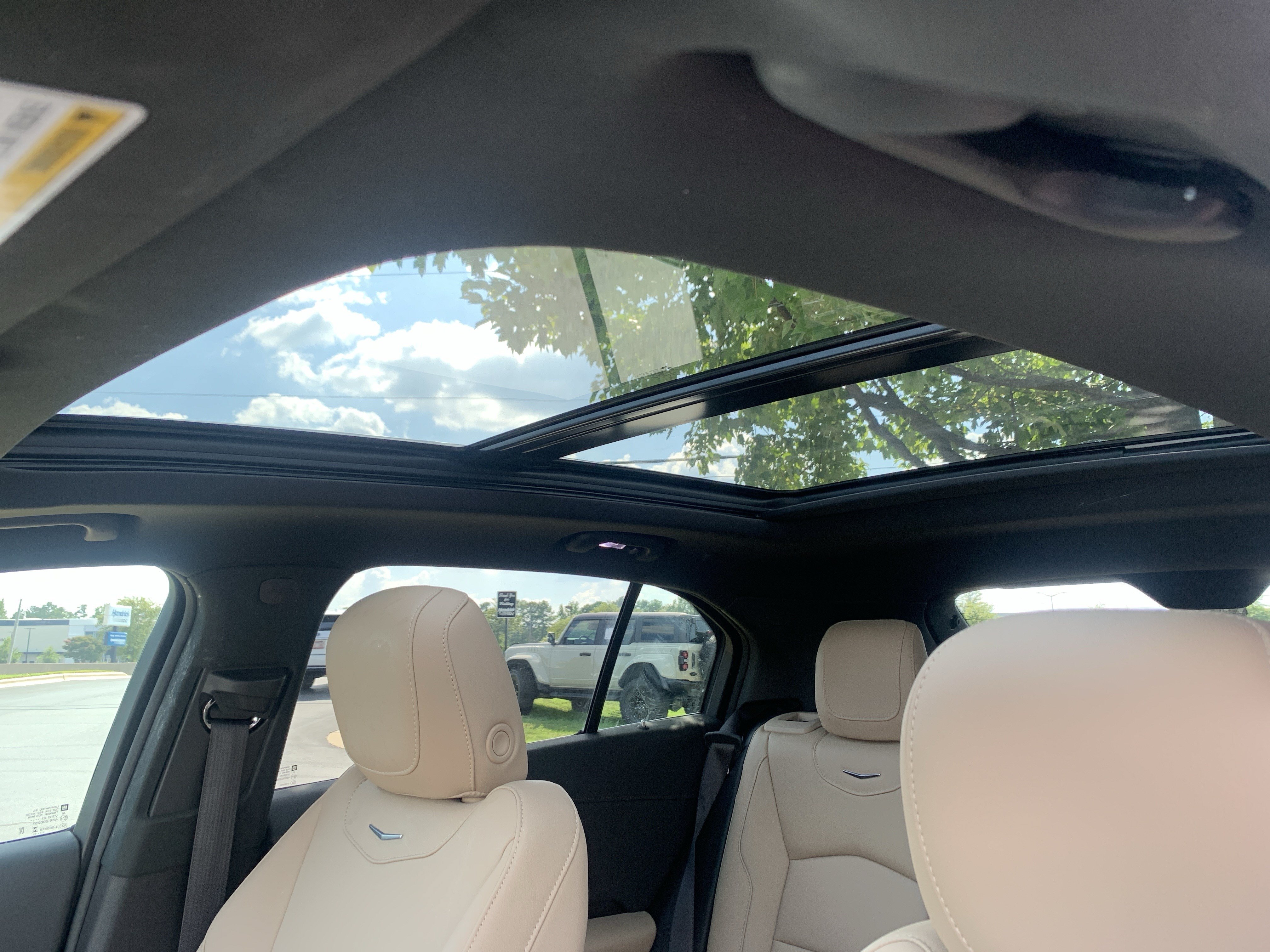 Used 2024 Cadillac XT4 Luxury w/ Cold Weather Package FWD image 28