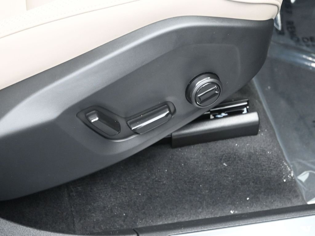 New 2026 Volvo XC90 B6 Plus w/ Protection Package Premier image 39