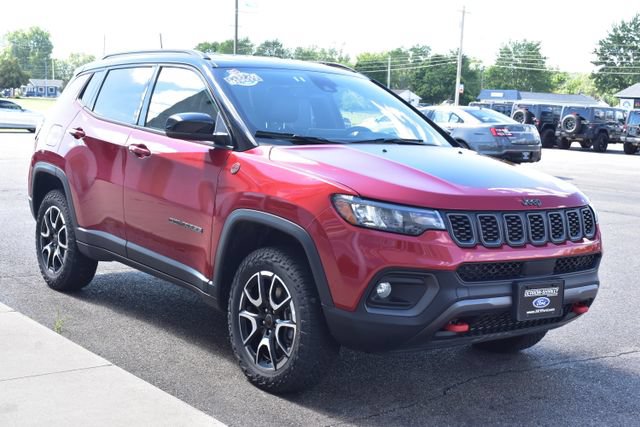 Used 2025 Jeep Compass Trailhawk AWD/4WD image 10