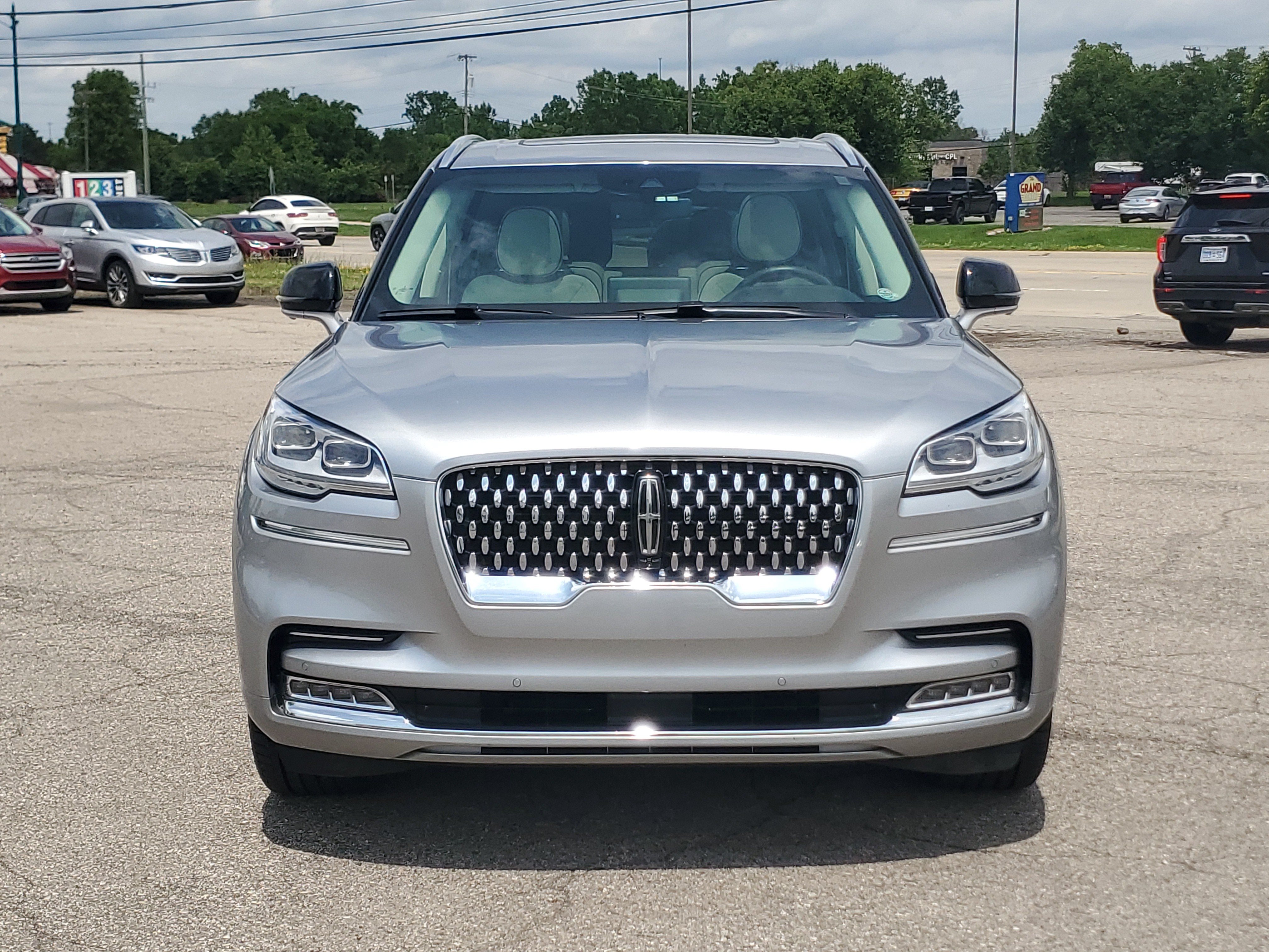 Certified 2024 Lincoln Aviator Black Label w/ Class IV Trailer Tow Package AWD/4WD image 2
