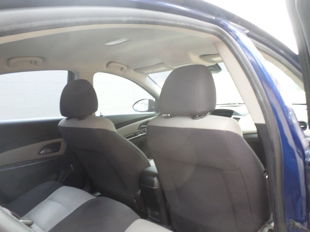 Used 2013 Chevrolet Cruze LS image 9