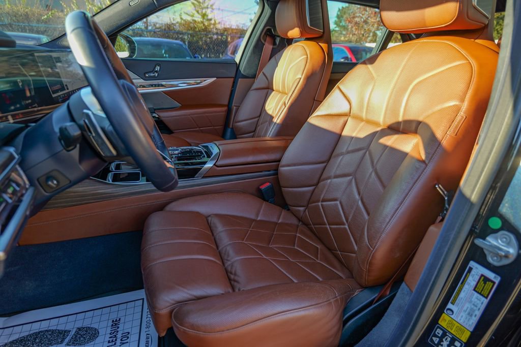Used 2023 BMW 760i xDrive w/ Executive Package AWD/4WD image 20