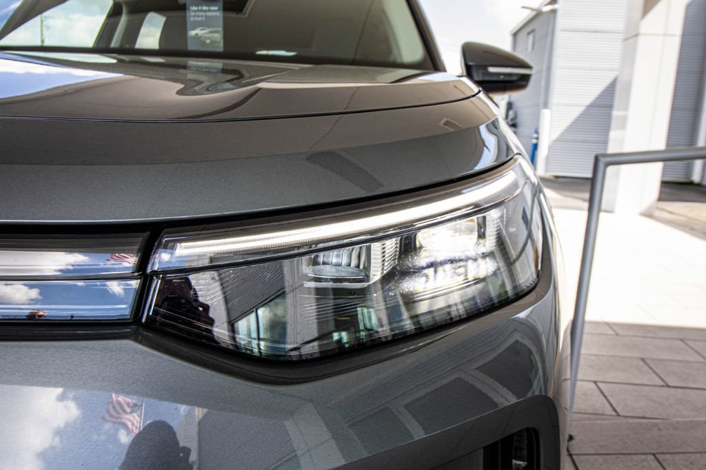 Certified 2025 Volkswagen Tiguan SE image 7