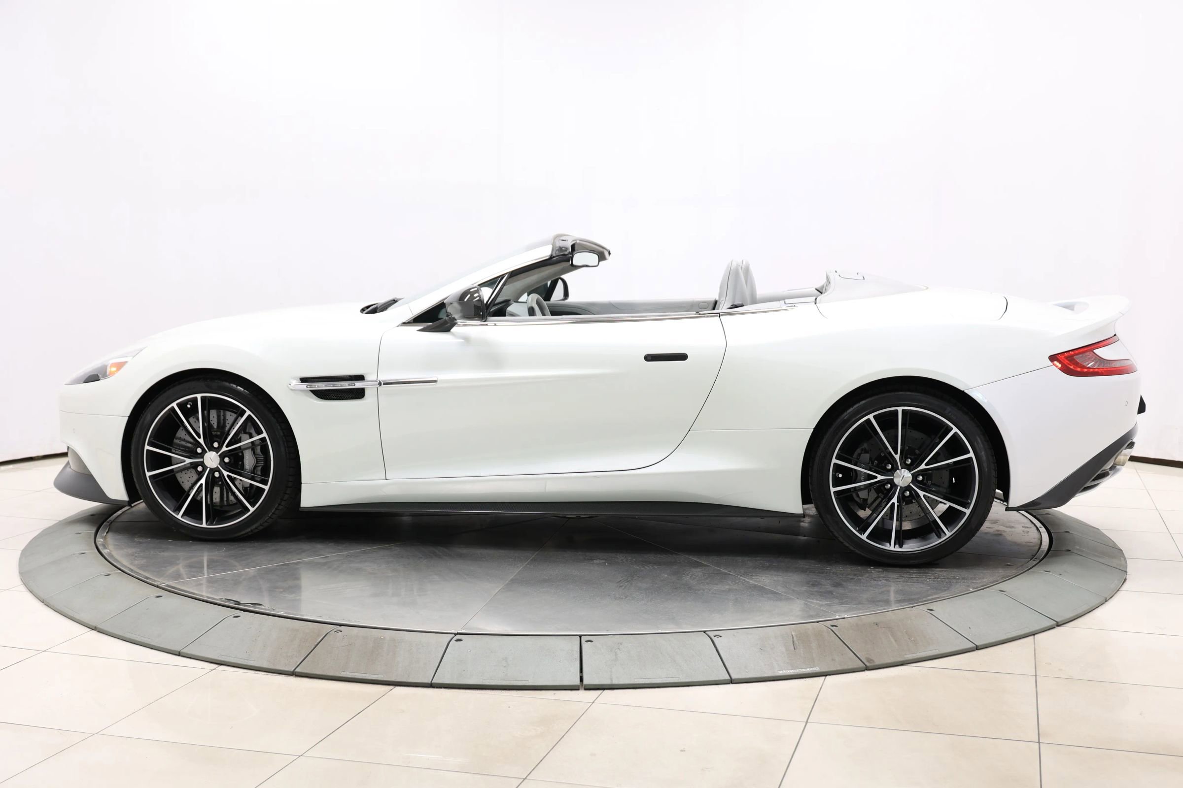 Used 2014 Aston Martin Vanquish Volante RWD image 10